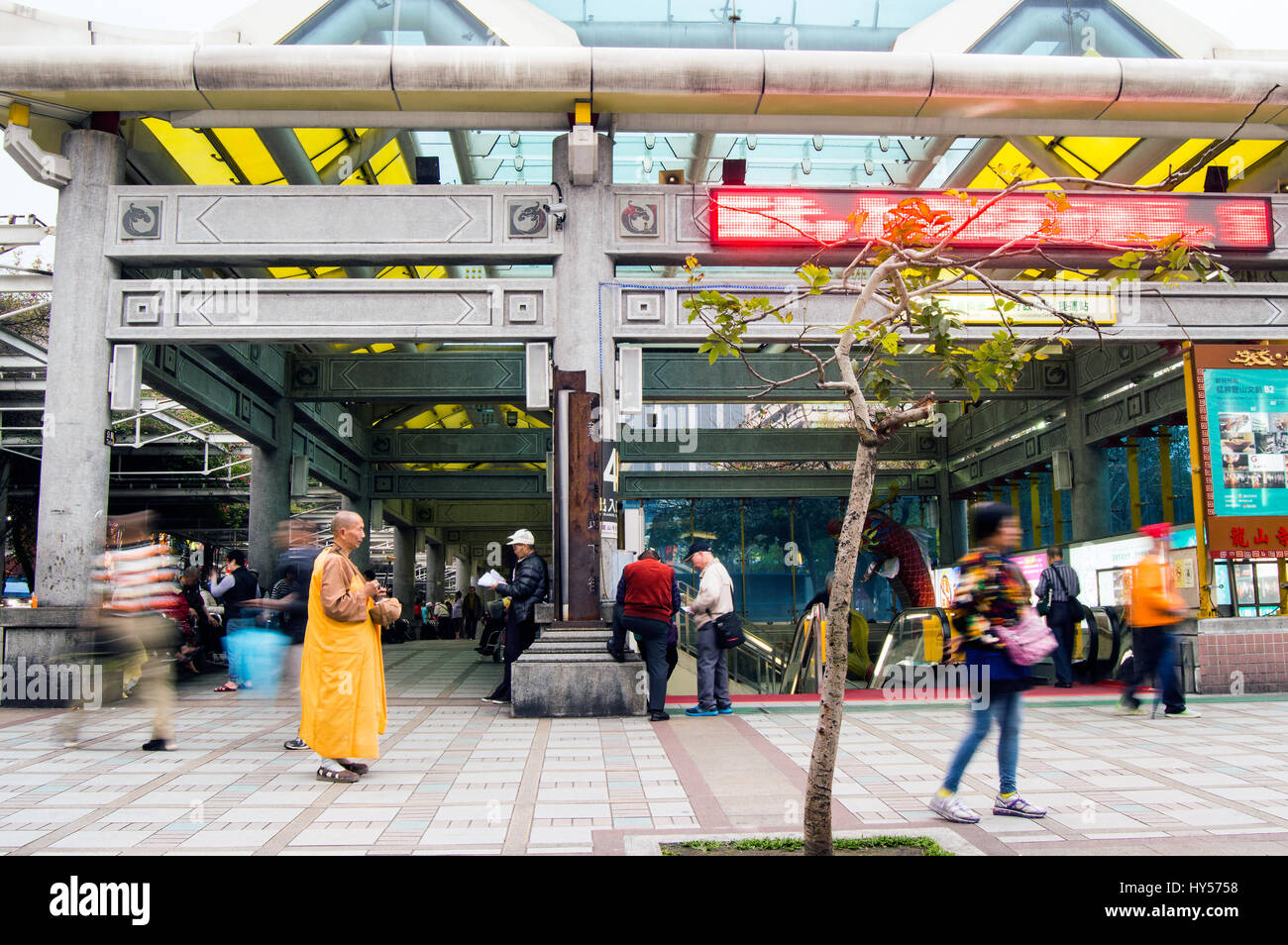 Monje en el templo Longshan MRT, Wanhua, Taipei, Taiwán. Foto de stock