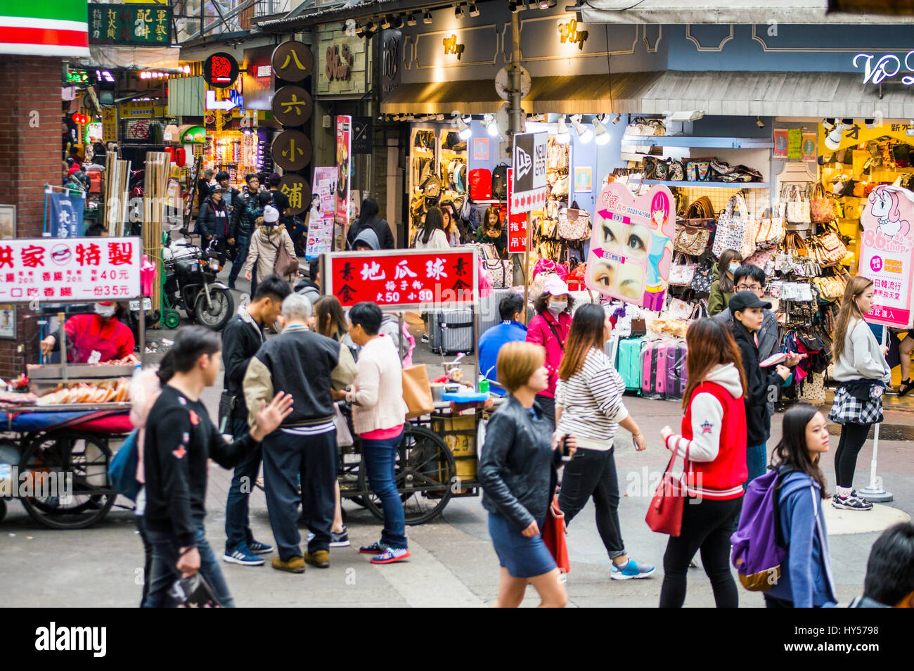 Escena de una calle con tiendas, Ximending, Taipei, Taiwán. Foto de stock