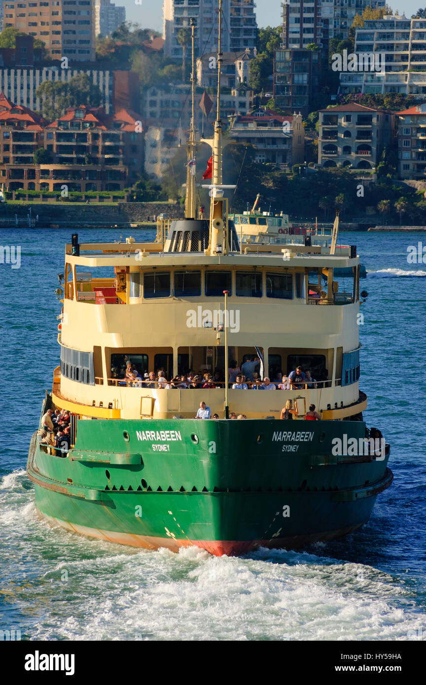 Ferry de Manly: 'Narrabeen', uno de los famosos ferries a la zona residencial de playa de Manly, en Circular Quay, Sydney's ferry principal terminus. Foto de stock