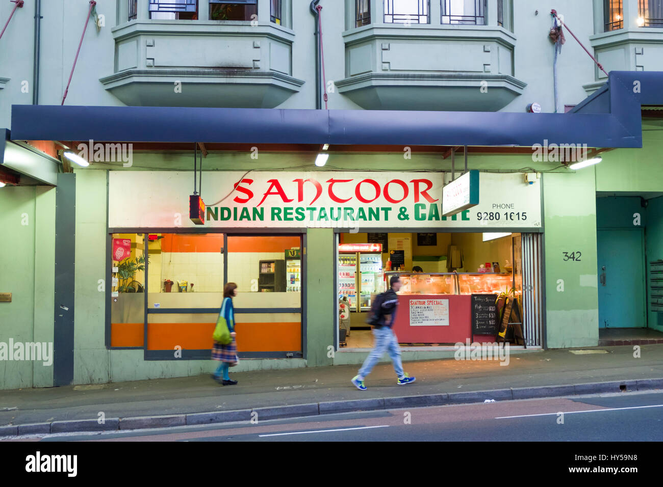 Un restaurante indio en el cosmopolita Surry Hills, Sydney, Australia, al anochecer. Foto de stock
