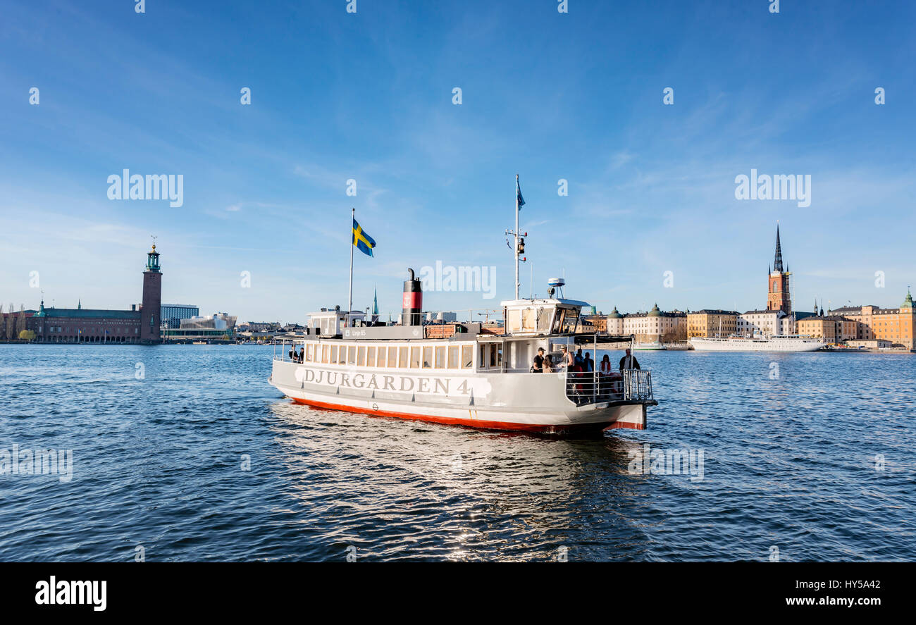Suecia, Estocolmo, Ferry, el horizonte de la ciudad en segundo plano. Foto de stock