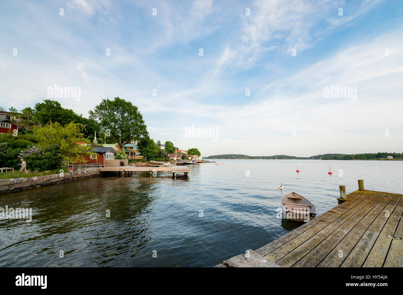 Suecia, archipiélago de Estocolmo, Uppland, Vaxholm, botes, amarrado al muelle Foto de stock