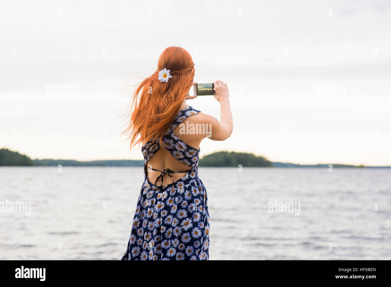 Finlandia, Pirkanmaa, Tampere, Mujer fotografiando mar Foto de stock