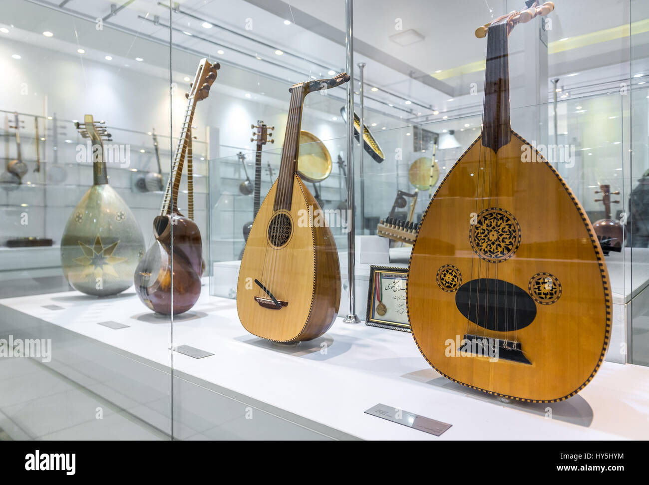 Instrumentos tradicional iraní llamado Oud y Tar (izquierda) en el Museo de la música, un