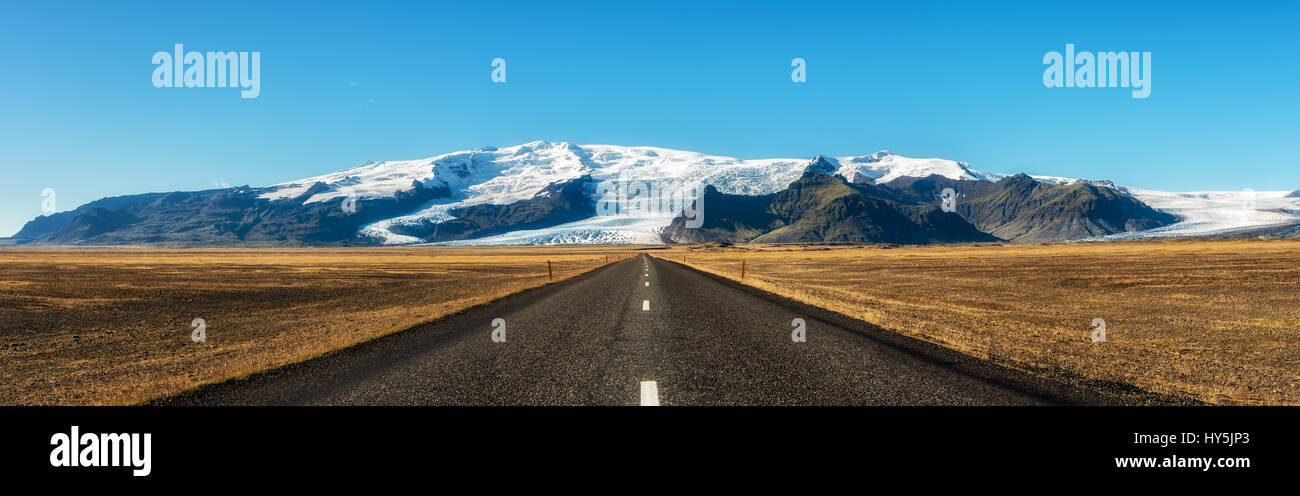 La famosa carretera de circunvalación de Islandia conduciendo a Vatnajokull, también conocido como glaciar Vatna. Es el mayor glaciar de Islandia. Foto de stock