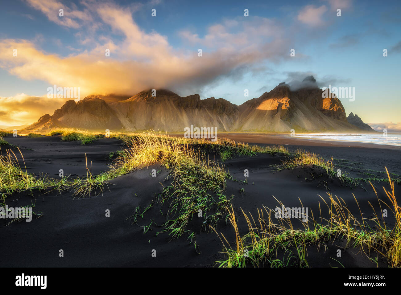 Vestrahorn puestas de sol sobre la montaña (Batman) y su playa de arena negra en Islandia Foto de stock