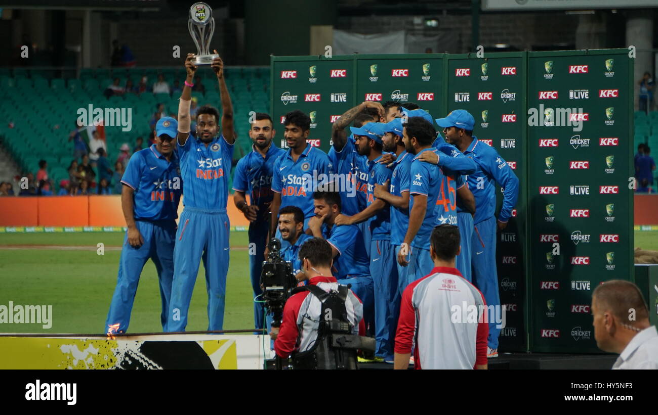 Equipo de cricket indio celebrando la victoria. El equipo indio ganó la serie T20 cricket contra Australia en Sydney, Australia Foto de stock