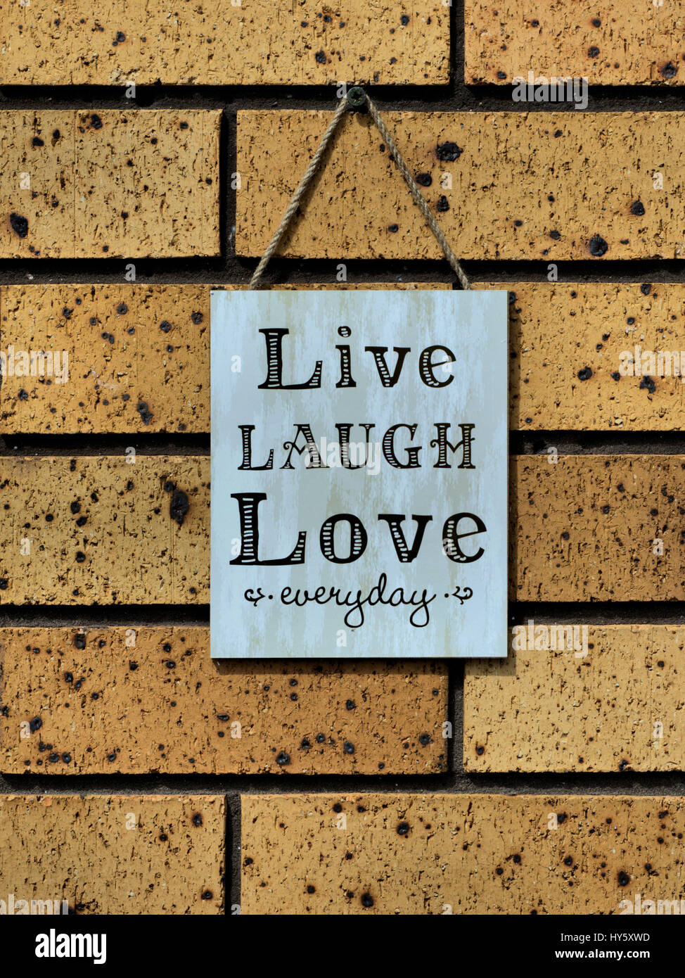 Señal de pared de motivación diciendo 'live reír amor cotidiano" Foto de stock