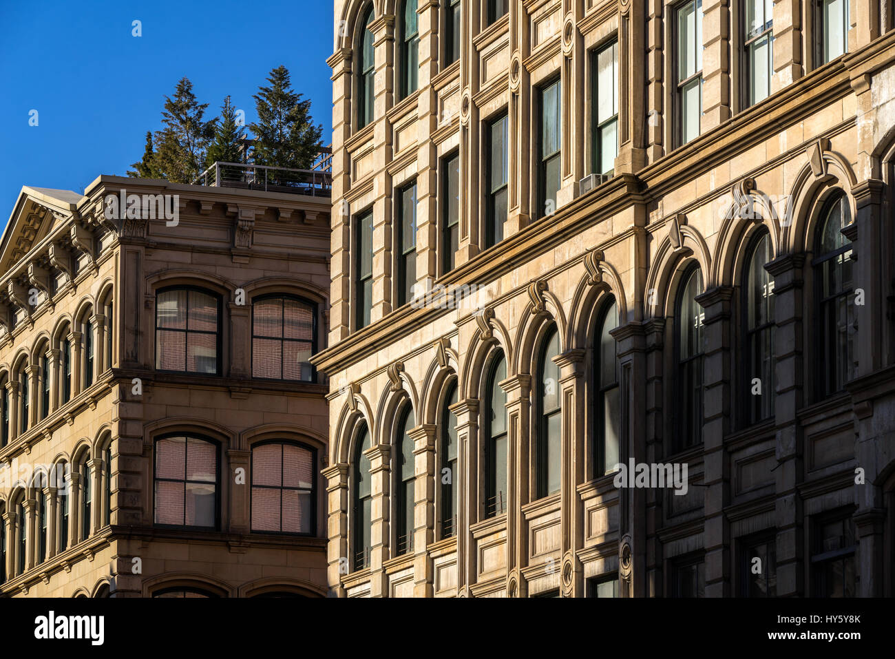 Soho típicas fachadas con ornamentación y terrazas, Manhattan, Ciudad de Nueva York Foto de stock