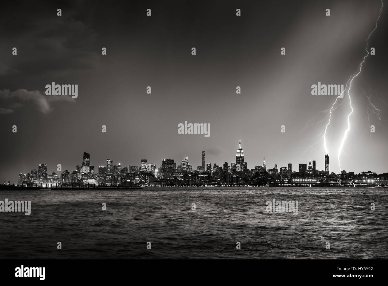 Rayo impresionante rascacielos de la ciudad de Nueva York en la penumbra (Blanco y negro) Foto de stock