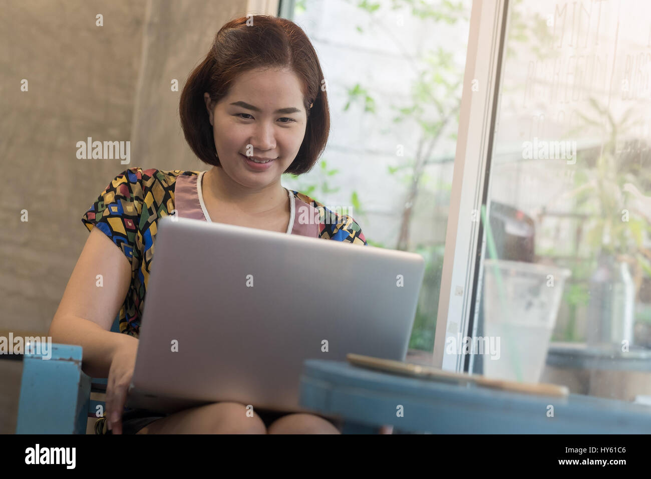 Joven Mujer Asiática en línea de trabajo en casa con el ordenador portátil. Freelance y externalizar el concepto de actividad del trabajador. Foto de stock