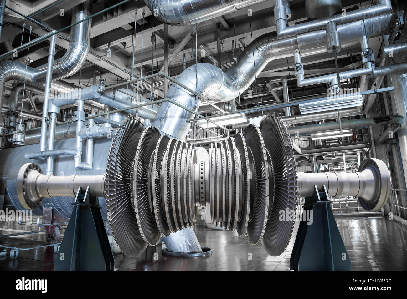 Turbina de vapor del generador de energía en una planta de energía térmica  industrial Fotografía de stock - Alamy