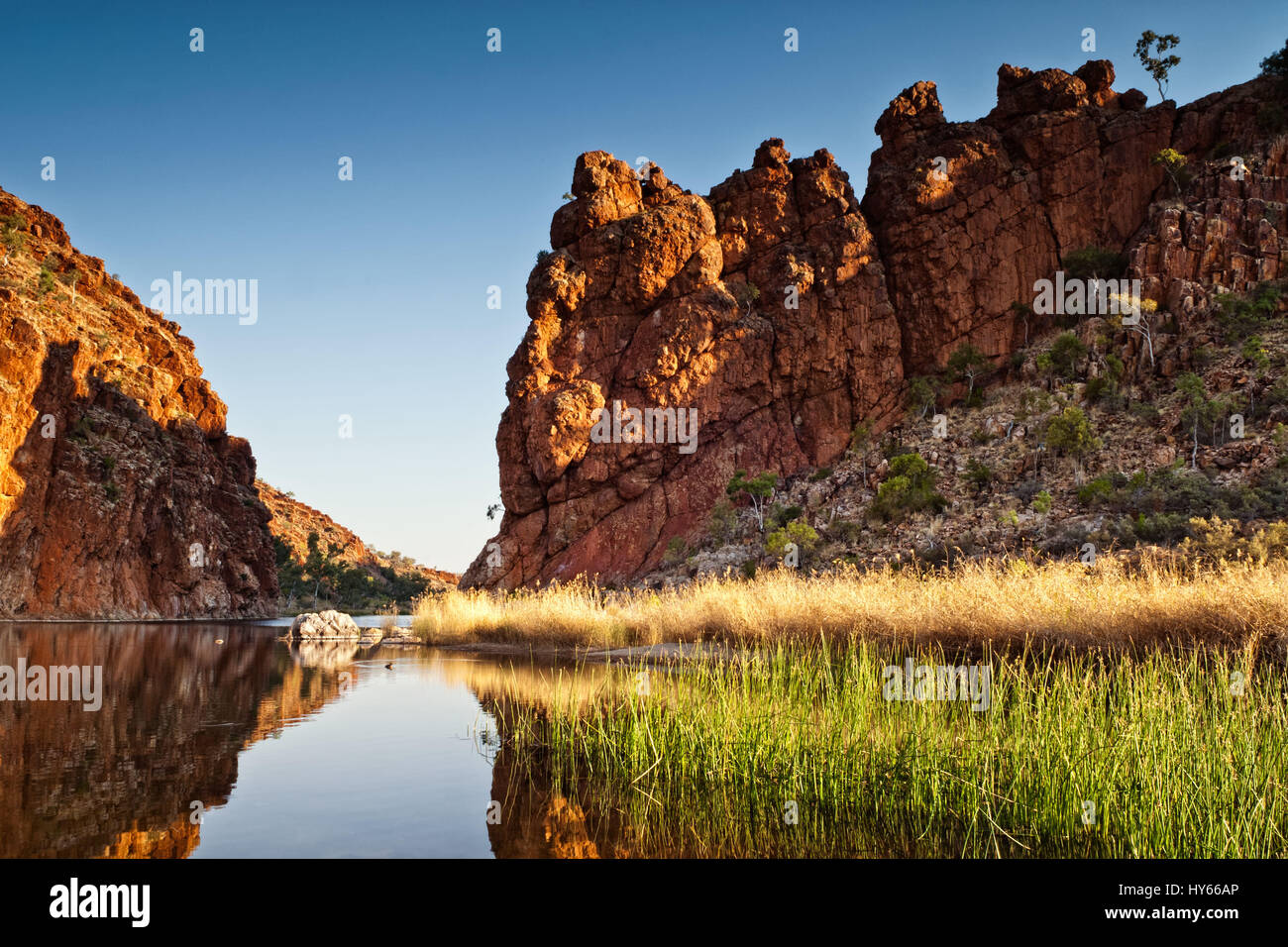 Reflexiones de formaciones rocosas en Glen Helen Gorge orificio de agua en el Territorio del Norte de Australia Central Foto de stock