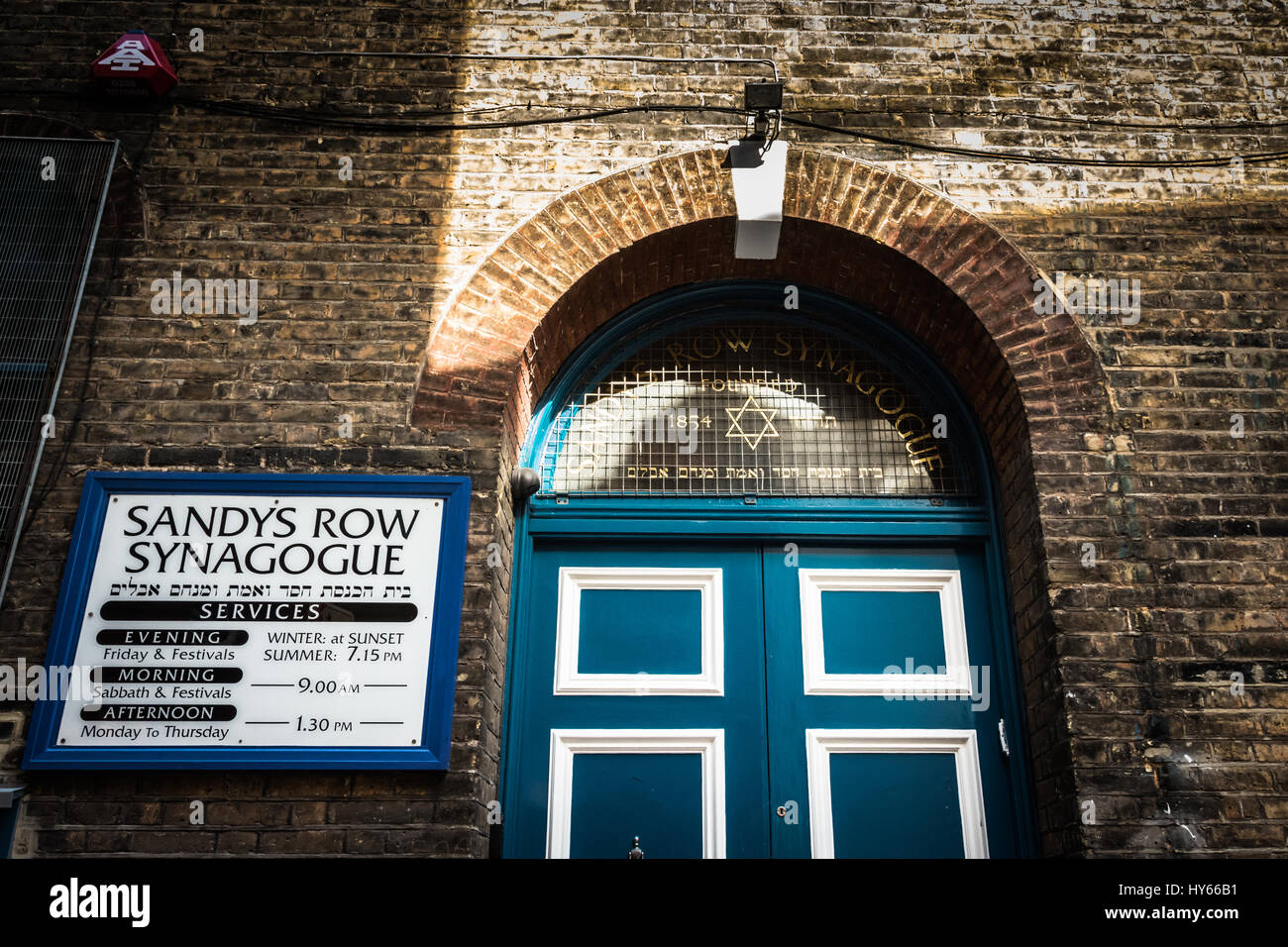 La entrada a la sinagoga Sandy's Row es una sinagoga histórica catalogada de grado II en Spitalfields, en el extremo este de Londres, Inglaterra, Reino Unido Foto de stock