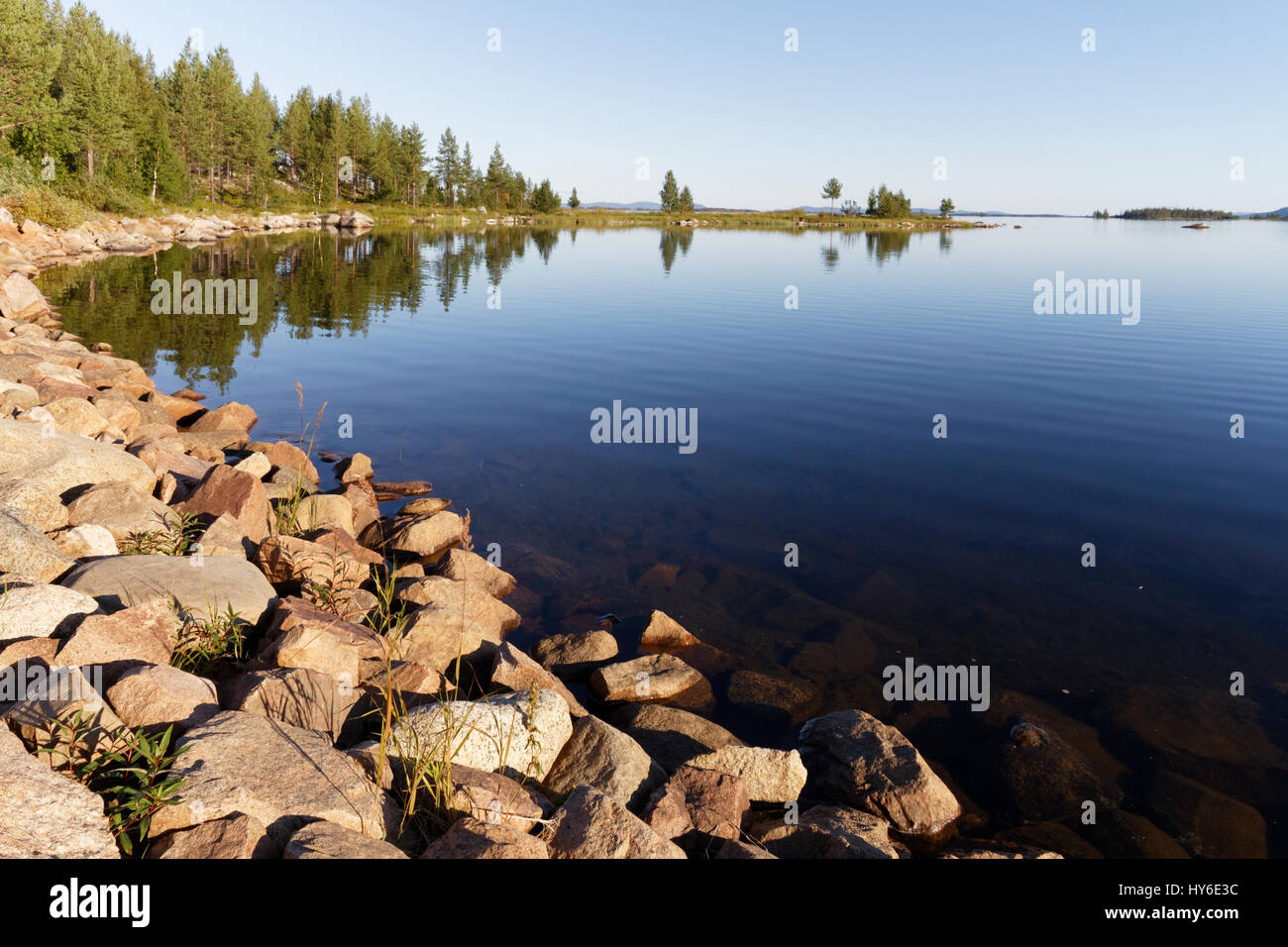 Calma, Verano Lake en Laponia en el norte de Suecia Foto de stock