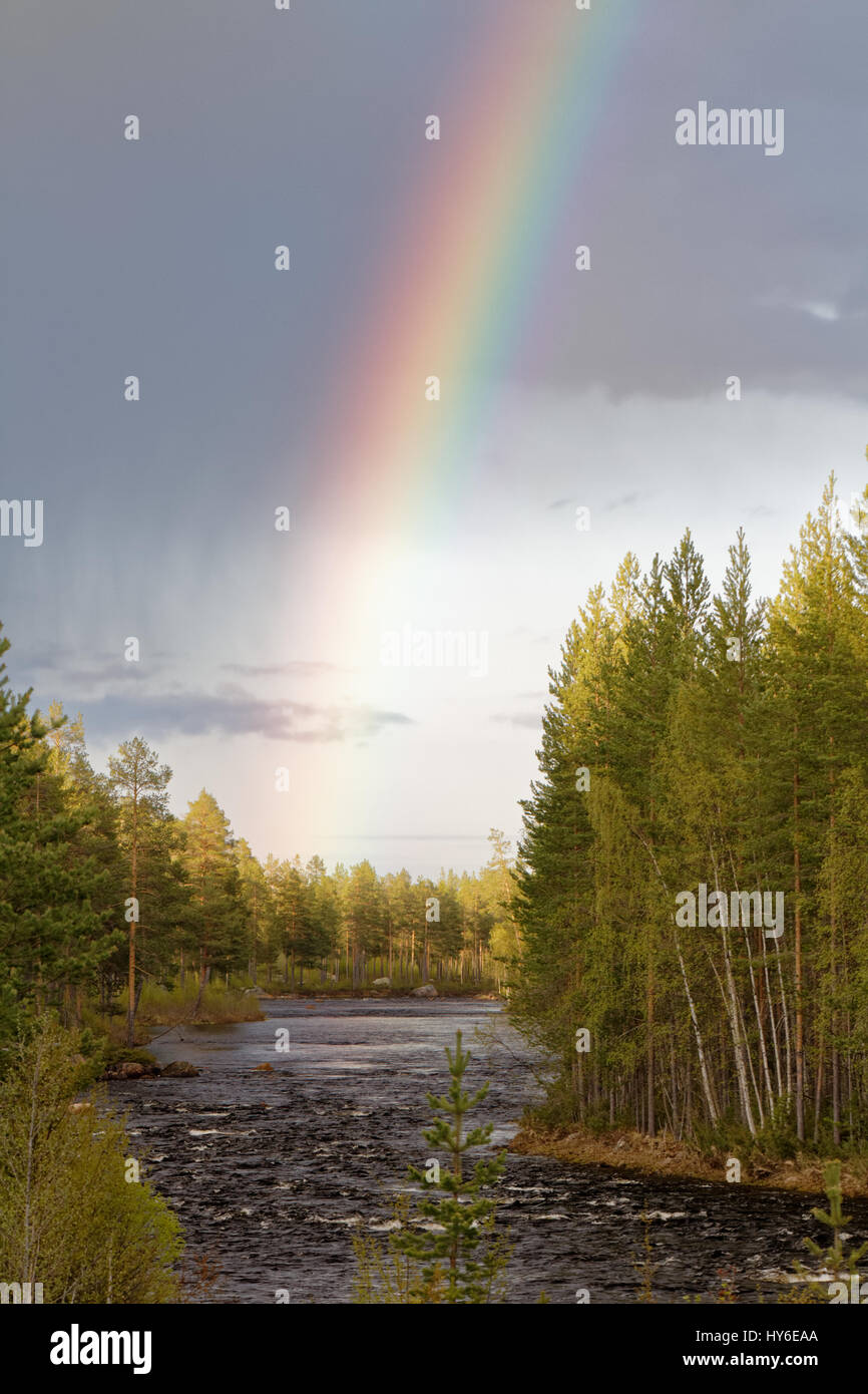 Arco iris sobre un río en Laponia, Suecia Foto de stock
