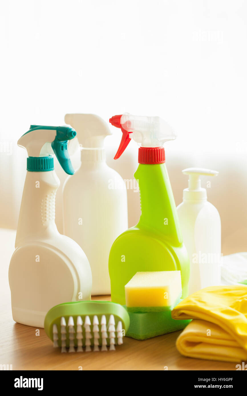 Productos de limpieza domésticos guante esponja pincel rociador Foto de stock