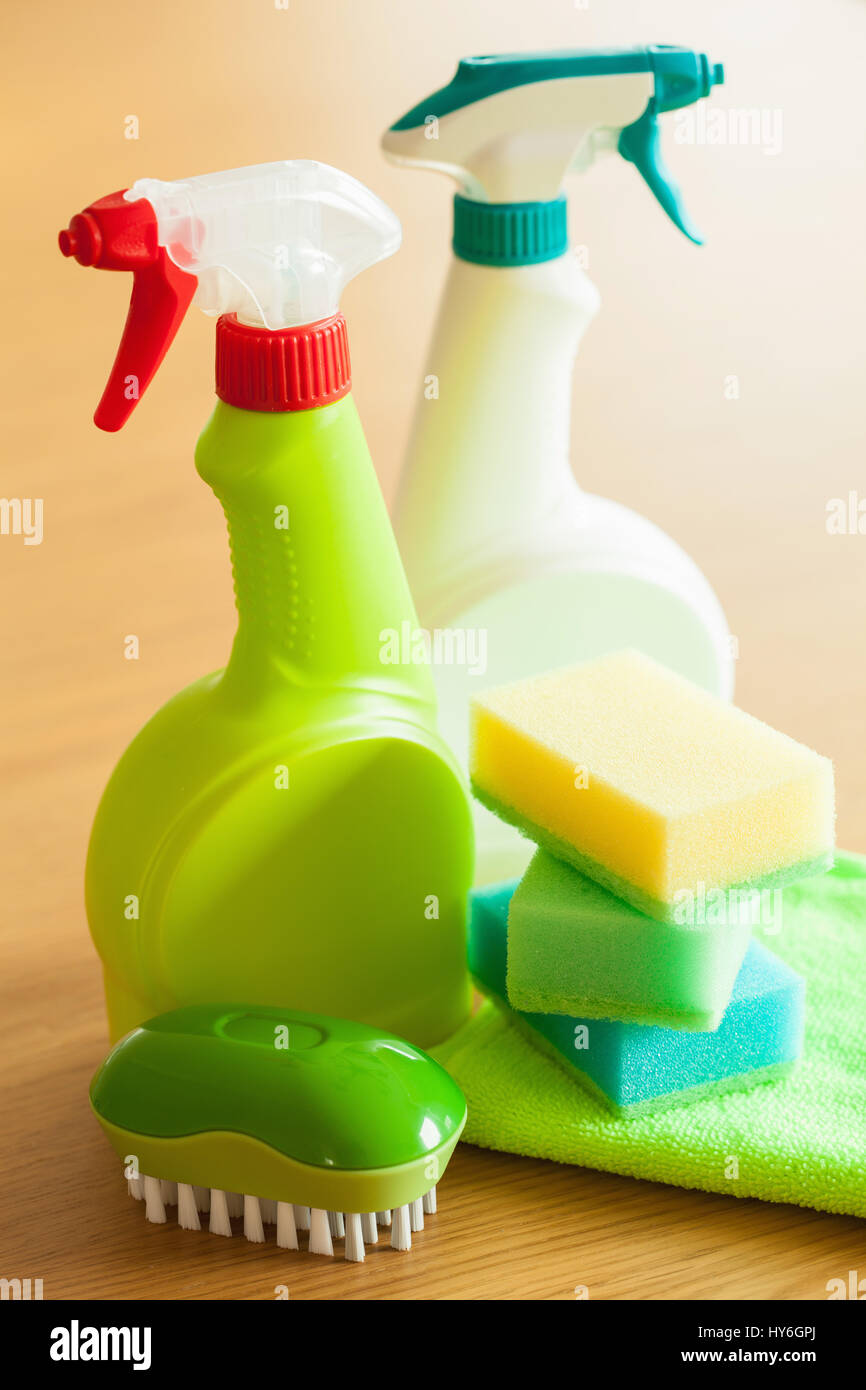 Productos de limpieza domésticos guante esponja pincel rociador Foto de stock