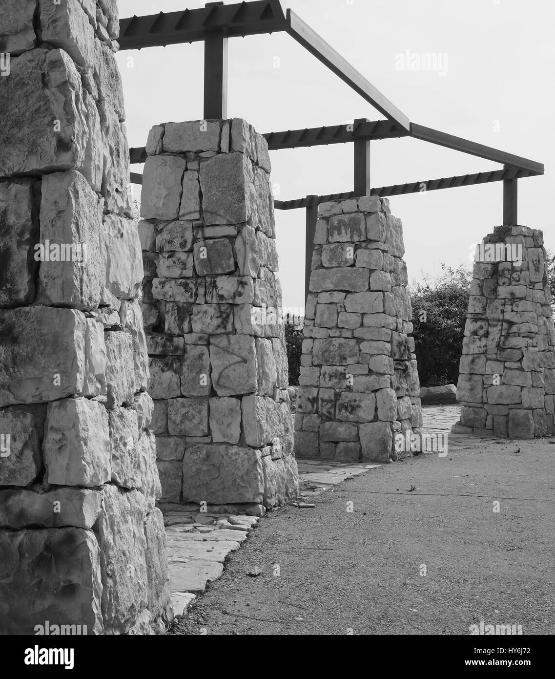 Columnas de piedra - Blanco y negro Fotografía de stock - Alamy