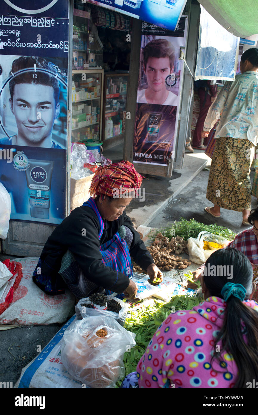 Myanmar (Birmania). El lago Inle. Nyaungshwe ciudad. Mingala mercado. Una mujer tribal vende verduras. Foto de stock