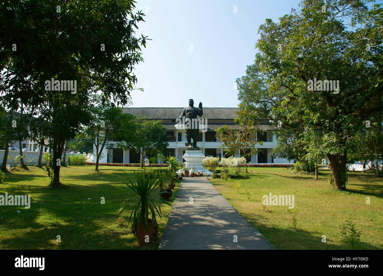 Estatua de Sisavang Vong, el Museo del Palacio Real, Luang Prabang Foto de stock