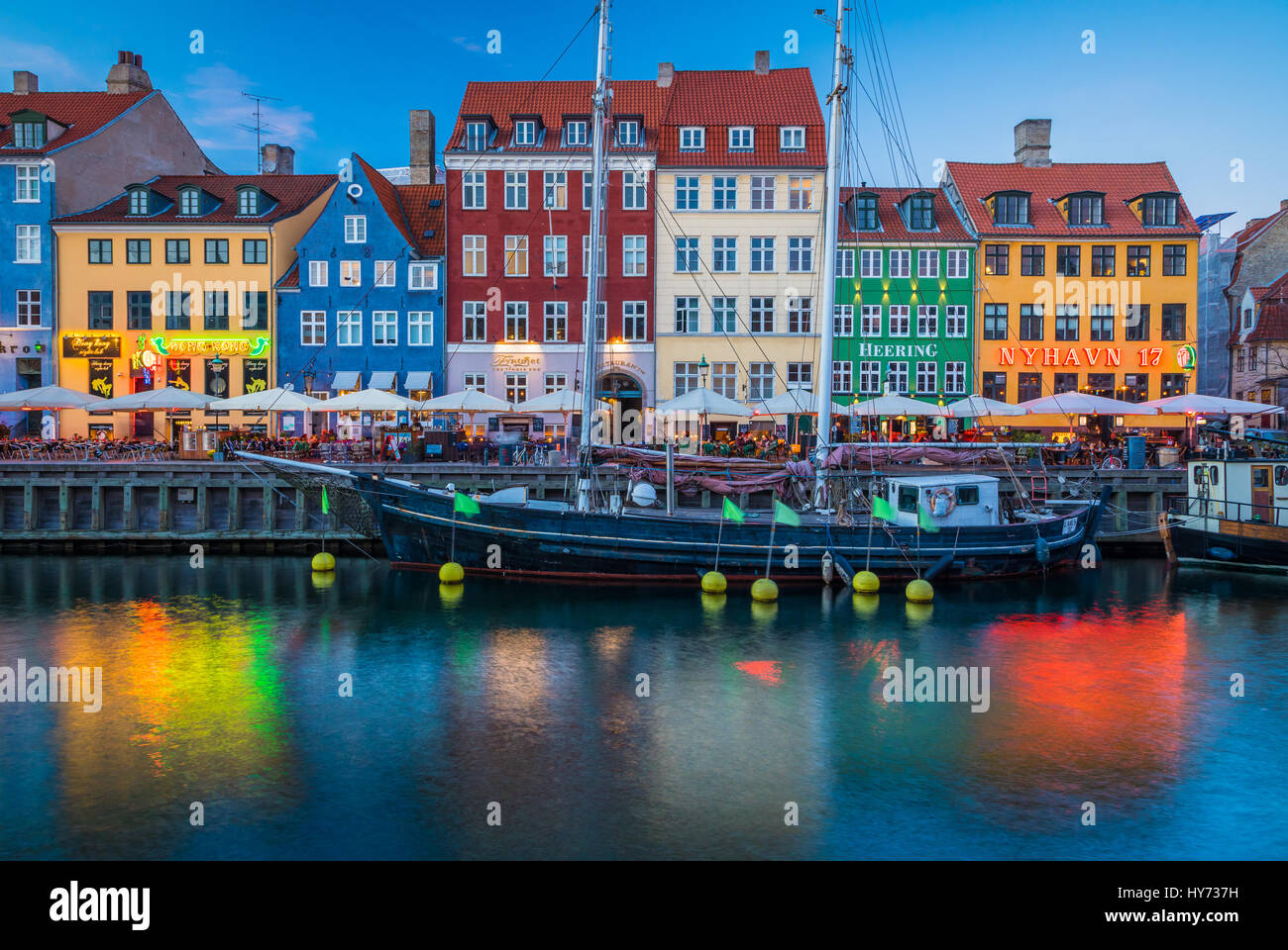 Nyhavn es una colorida siglo xvii Waterfront, el canal y el distrito de entretenimiento popular en Copenhague, Dinamarca. Foto de stock