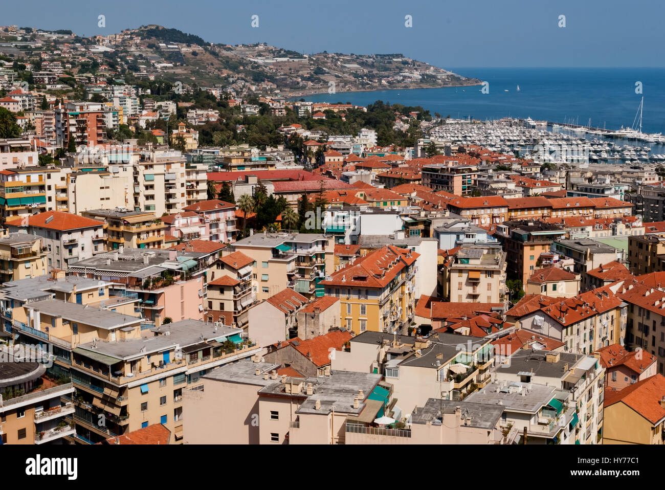 Vista de la ciudad y el puerto de Sanremo, Italia Foto de stock