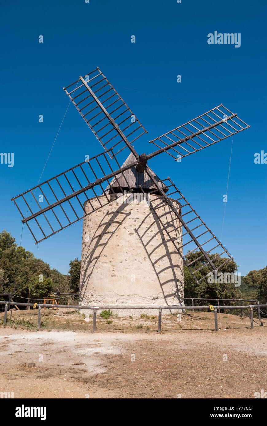 El molino de viento de la felicidad, de la isla de Porquerolles, Francia Foto de stock