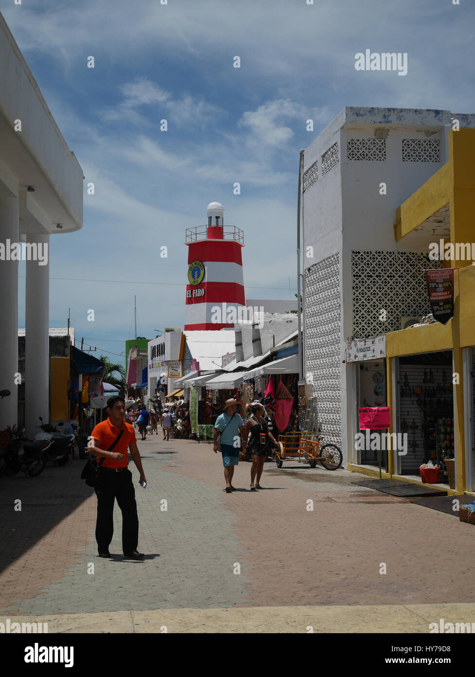 Centro de una de las calles centrales con un faro en la isla mujeres Foto de stock