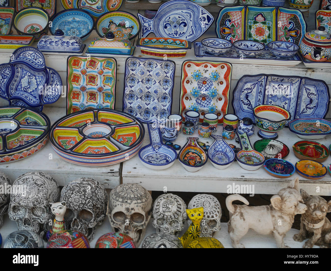 Accesorios del mercado Mexicano con placas de cerámica y cabeza cráneos