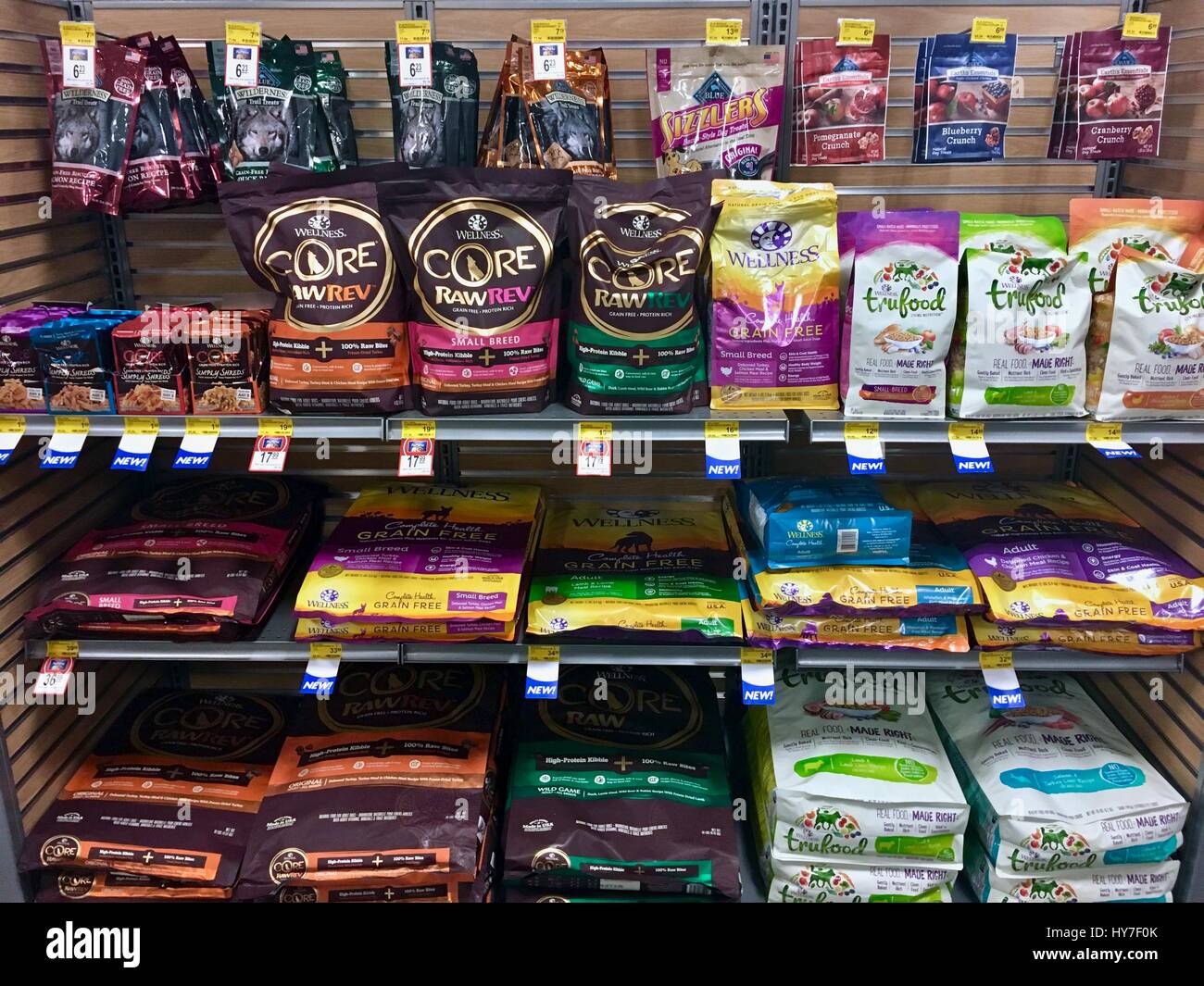 Alimentos para perros en la tienda de mascotas Fotografía de stock - Alamy
