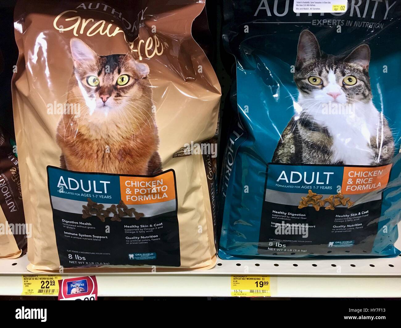 Bolsa de comida para gatos en una tienda de mascotas Fotografía de stock -  Alamy