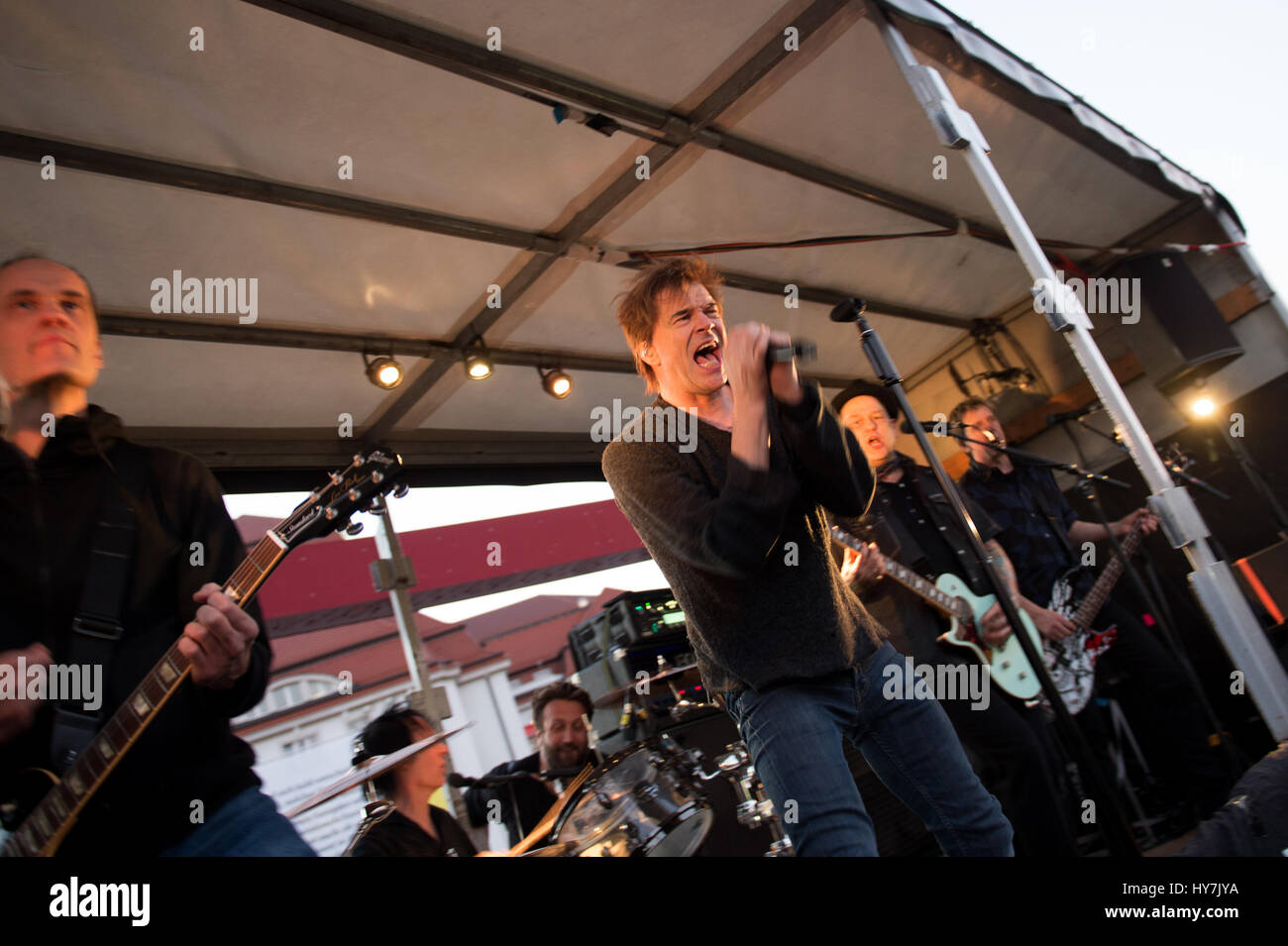 Dresden, Alemania. 27 Mar, 2017. Campino y su banda Die Toten Hosen realizar en un camión en el Neumarkt ('nuevo mercado') en Dresden, Alemania, el 27 de marzo de 2017. Foto: Arno Burgi/dpa-Zentralbild/dpa/Alamy Live News Foto de stock