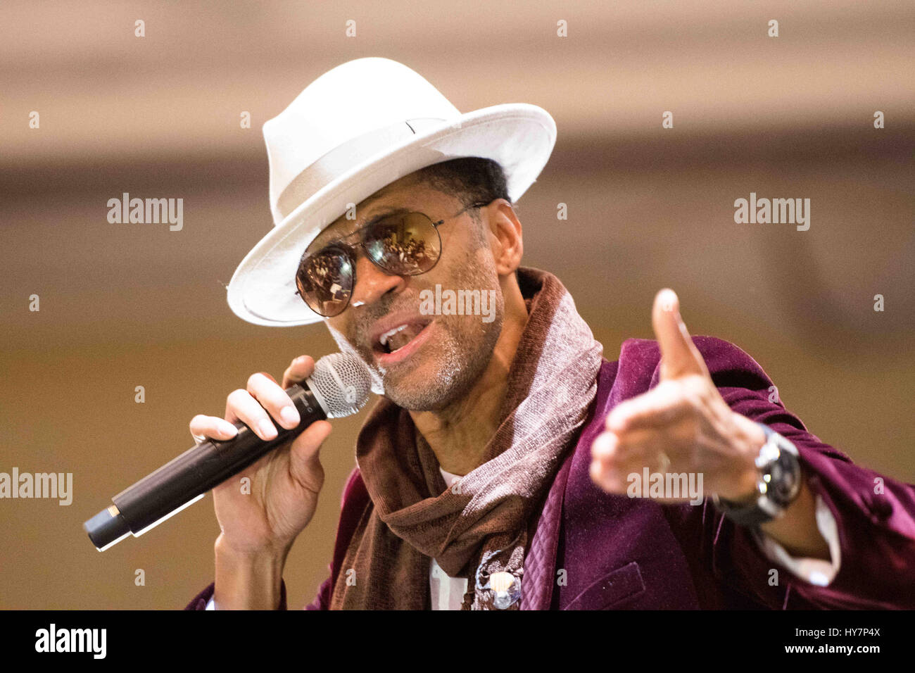 Filadelfia, Pensilvania, Estados Unidos. 1 abr, 2017. Nominado al Grammy cantante de R&B, el actor y escritor de canciones, Eric Benet, realiza en la WDA Mujeres de excelencia almuerzo celebrado en el Hotel Sheraton en Filadelfia, Pa, es la tercera mujer WDA anual de excelencia almuerzo presented por Gwynedd misericordia University. Crédito: Ricky Fitchett/Zuma alambre/Alamy Live News Foto de stock