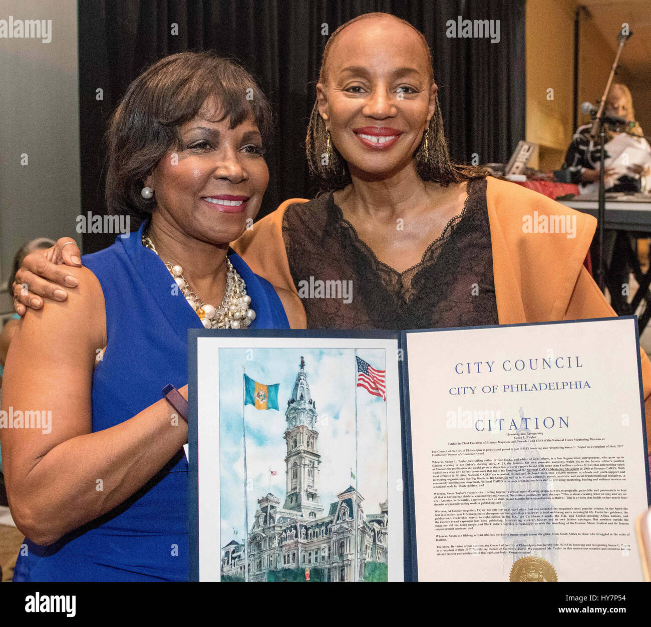 Filadelfia, Pensilvania, Estados Unidos. 1 abr, 2017. SUSAN L TAYOR, best-seller El autor de cuatro libros y editor de otros ocho y ex redactor jefe de la revista Essence recibe una ciudad de Filadelfia proclamación de concejal de la ciudad, BLONDELL REYNOLD Brown, en la WDA Mujeres de excelencia almuerzo celebrado en el Hotel Sheraton en Filadelfia, Pa, es la tercera mujer WDA anual de excelencia almuerzo presented por Gwynedd misericordia University. Crédito: Ricky Fitchett/Zuma alambre/Alamy Live News Foto de stock