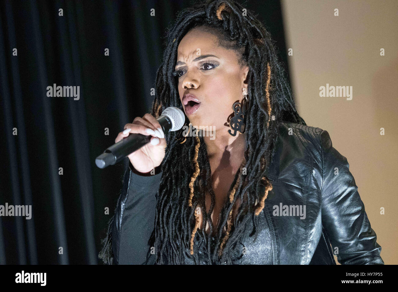 Filadelfia, Pensilvania, Estados Unidos. 1 abr, 2017. Cantante de R&B LEELA JAMES, realiza en la WDA Mujeres de excelencia almuerzo celebrado en el Hotel Sheraton en Filadelfia, Pa, es la tercera mujer WDA anual de excelencia almuerzo presented por Gwynedd misericordia University. Crédito: Ricky Fitchett/Zuma alambre/Alamy Live News Foto de stock