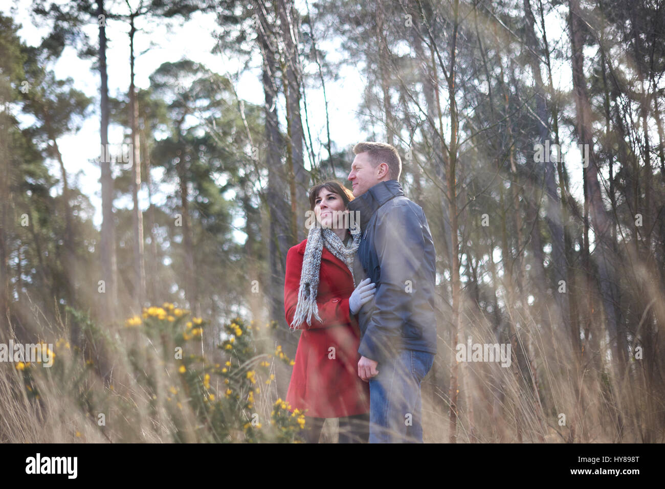 Una pareja joven con una caminata en el bosque Foto de stock