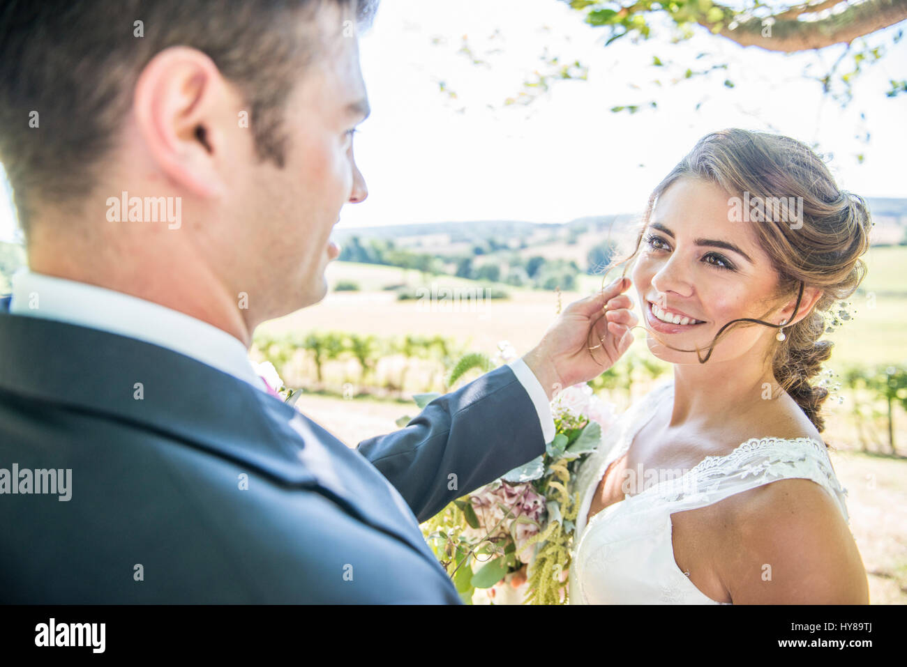 La novia y el novio disfrutando de su día de boda Foto de stock