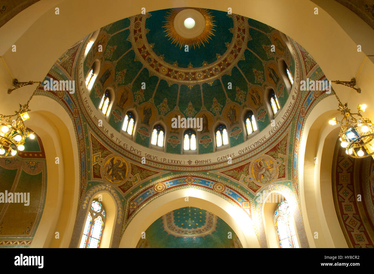 Cúpula de San Manuel y San Benito, en el interior de la iglesia. Madrid, España. Foto de stock