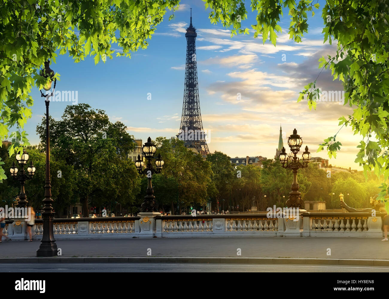 Vista de la Torre Eiffel desde el Pont Alexandre III en París, Francia Foto de stock