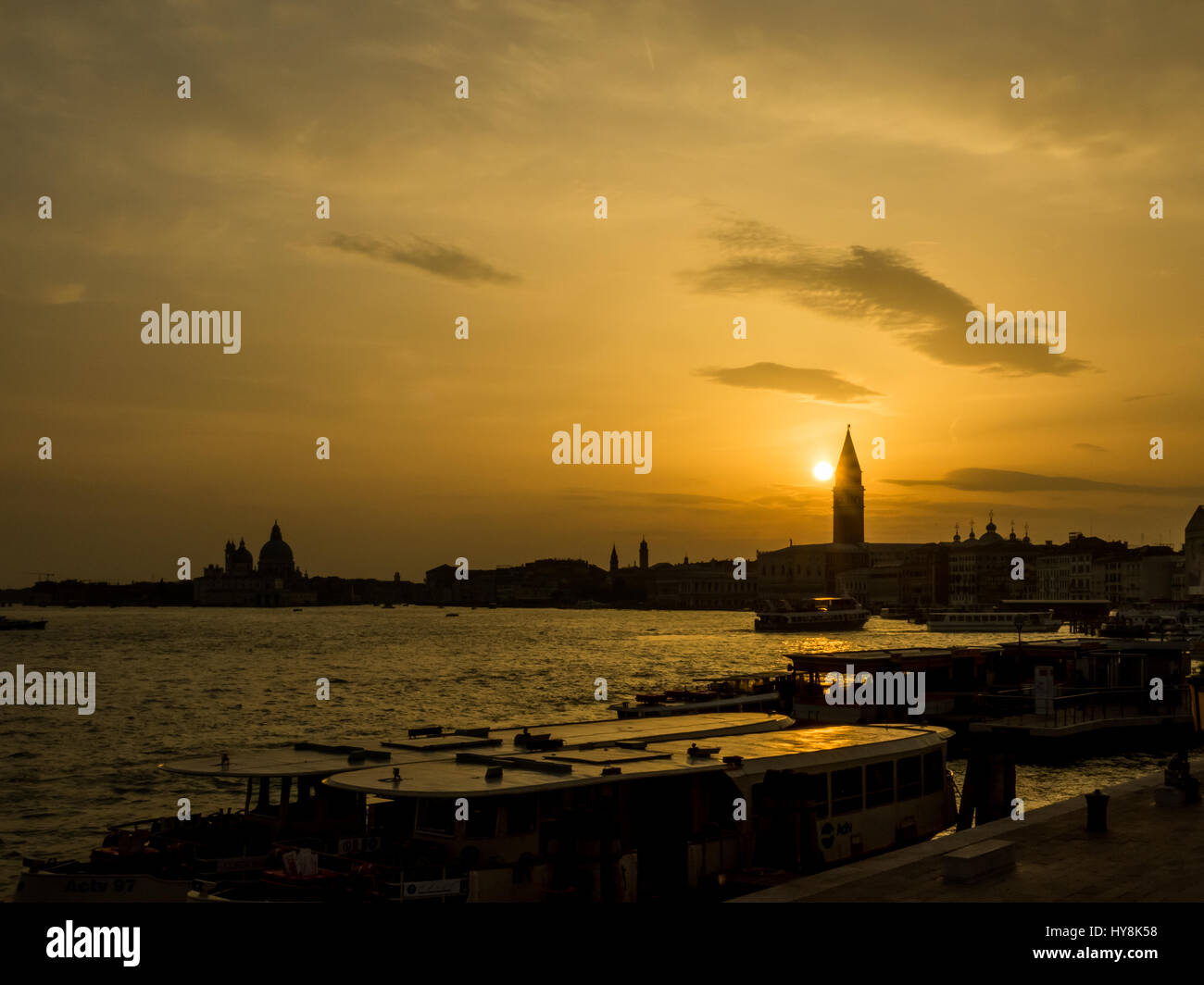 Atardecer en la Plaza de San Marcos (San Marco) y el campanario Campanile de Venecia Foto de stock