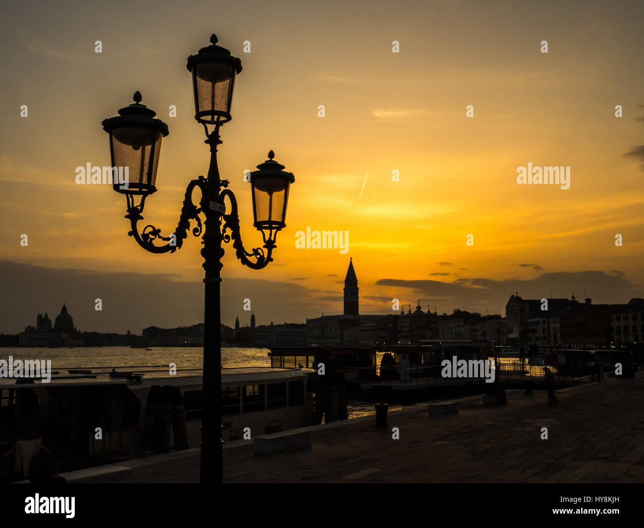 Atardecer en la Plaza de San Marcos (San Marco) y el campanario Campanile de Venecia Foto de stock