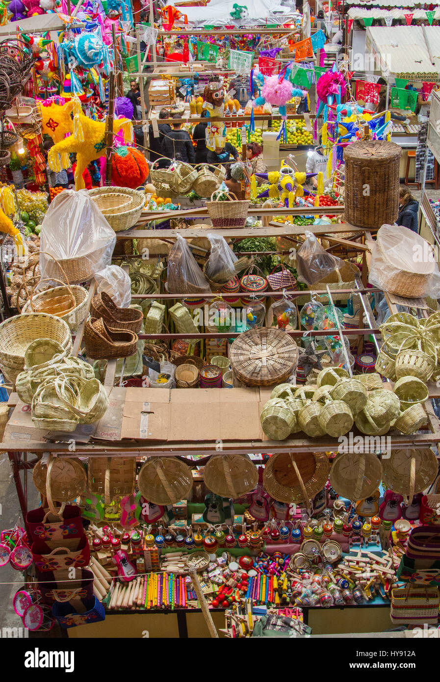 Con gran variedad de productos, comida, artesanía y productos de grapas,  Mercado Hidalgo ha estado en operación desde 1910. Un lugar en el que la  mayoría de visita en cualquier t Fotografía