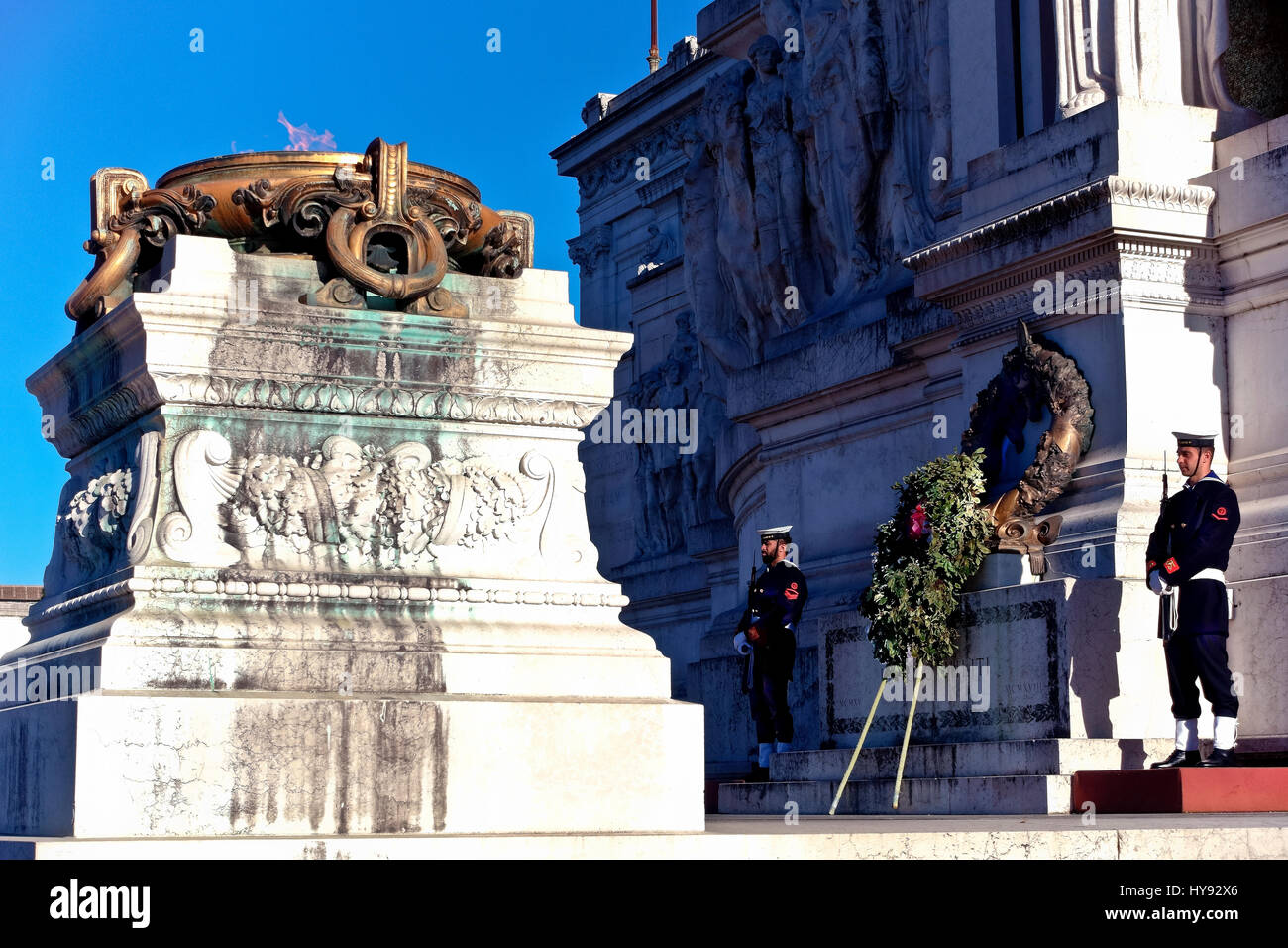 Llama Eterna en el Monumento al Soldado Desconocido, custodiado por soldados. Monumento al rey Victor Emmanuel II, la plaza de Venecia. Milite Ignoto. Roma, Italia Foto de stock