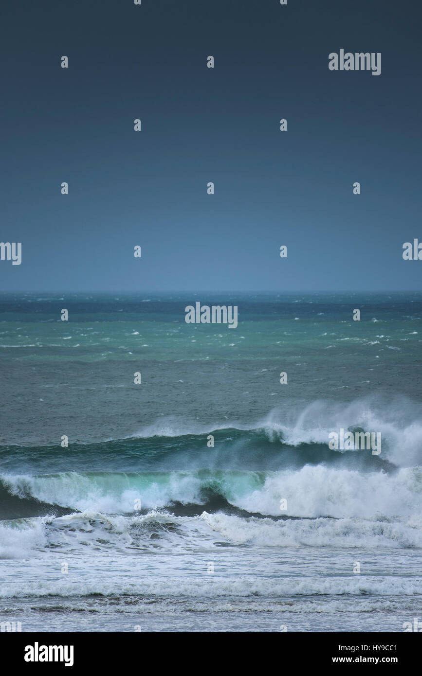 Las olas del mar tempestuoso Viento áspero Surf Spray Fistral atmosférica Cornwall Foto de stock