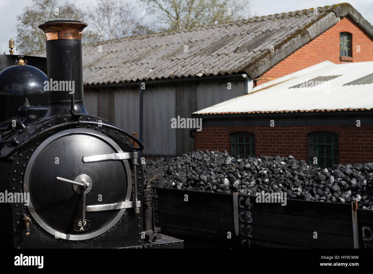 Locomotora de vapor Earl se encuentra junto a la tienda de carbón en Welshpool y Llanfair Light Railway Foto de stock