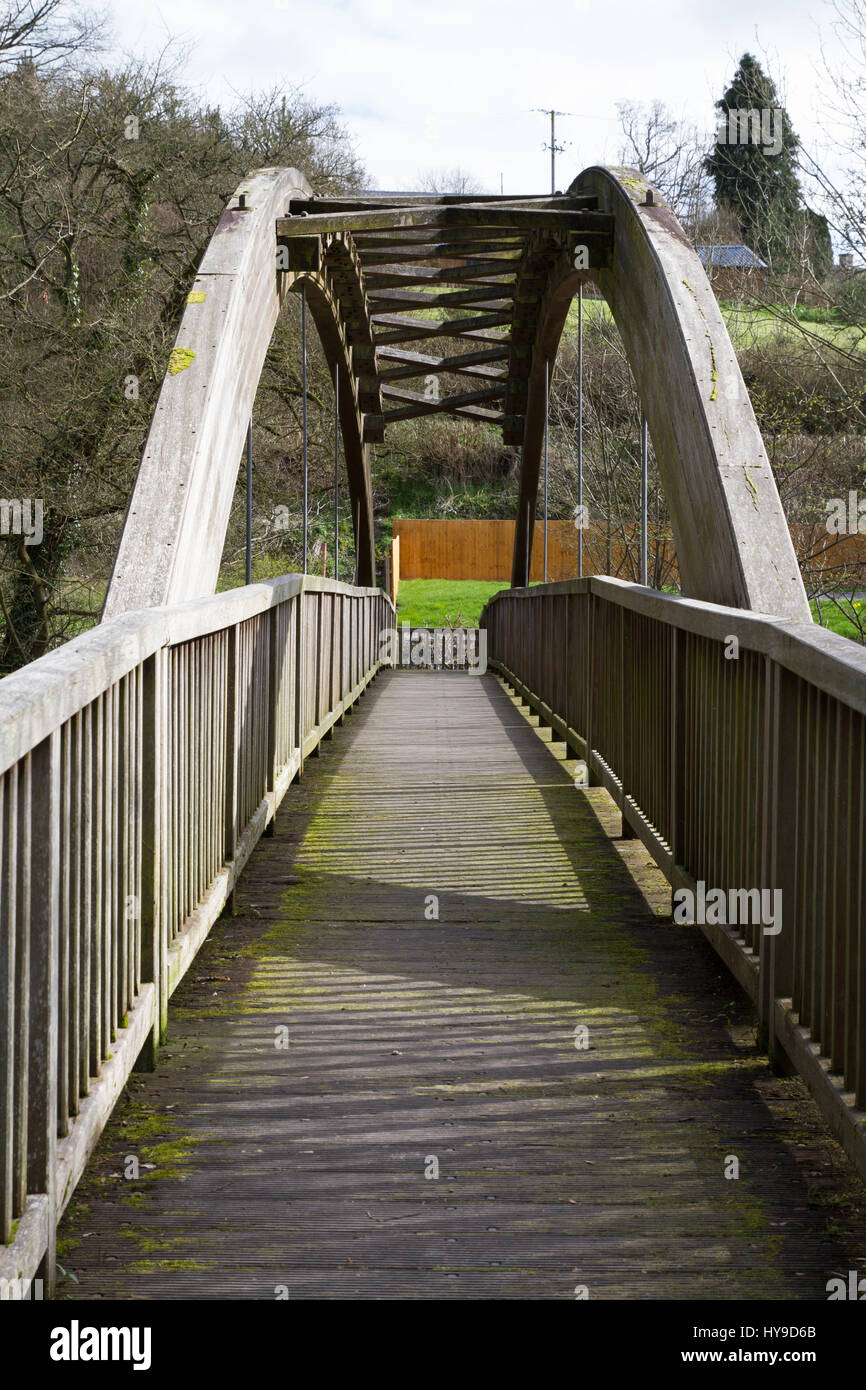 Un moderno puente de madera fuera de estación, Llanfair Welshpool y Llanfair Light Railway. Foto de stock