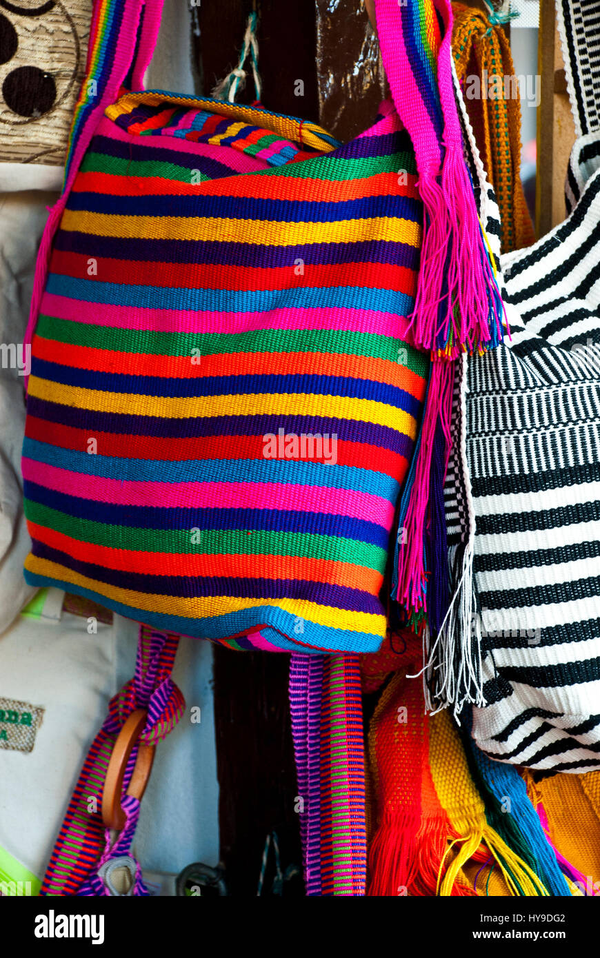 La mujer accesorios de moda, diversos elementos de estilo cuchara ganchillo  bolsos, mochilas sacos de lana artesanal Wayuu, Colombia - calle del  mercado Fotografía de stock - Alamy