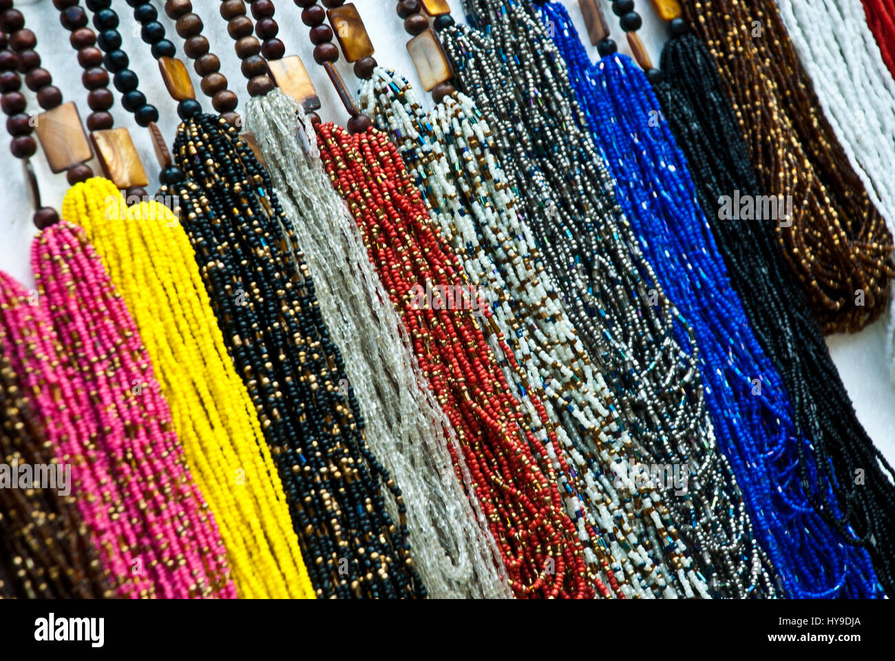 Mercadillo - Souvenirs - Moda - Accesorios - coloridos y diferentes piezas de joyería: collares pulseras - Pulseras tejidas - Pulsera Cadena Fotografía de stock - Alamy