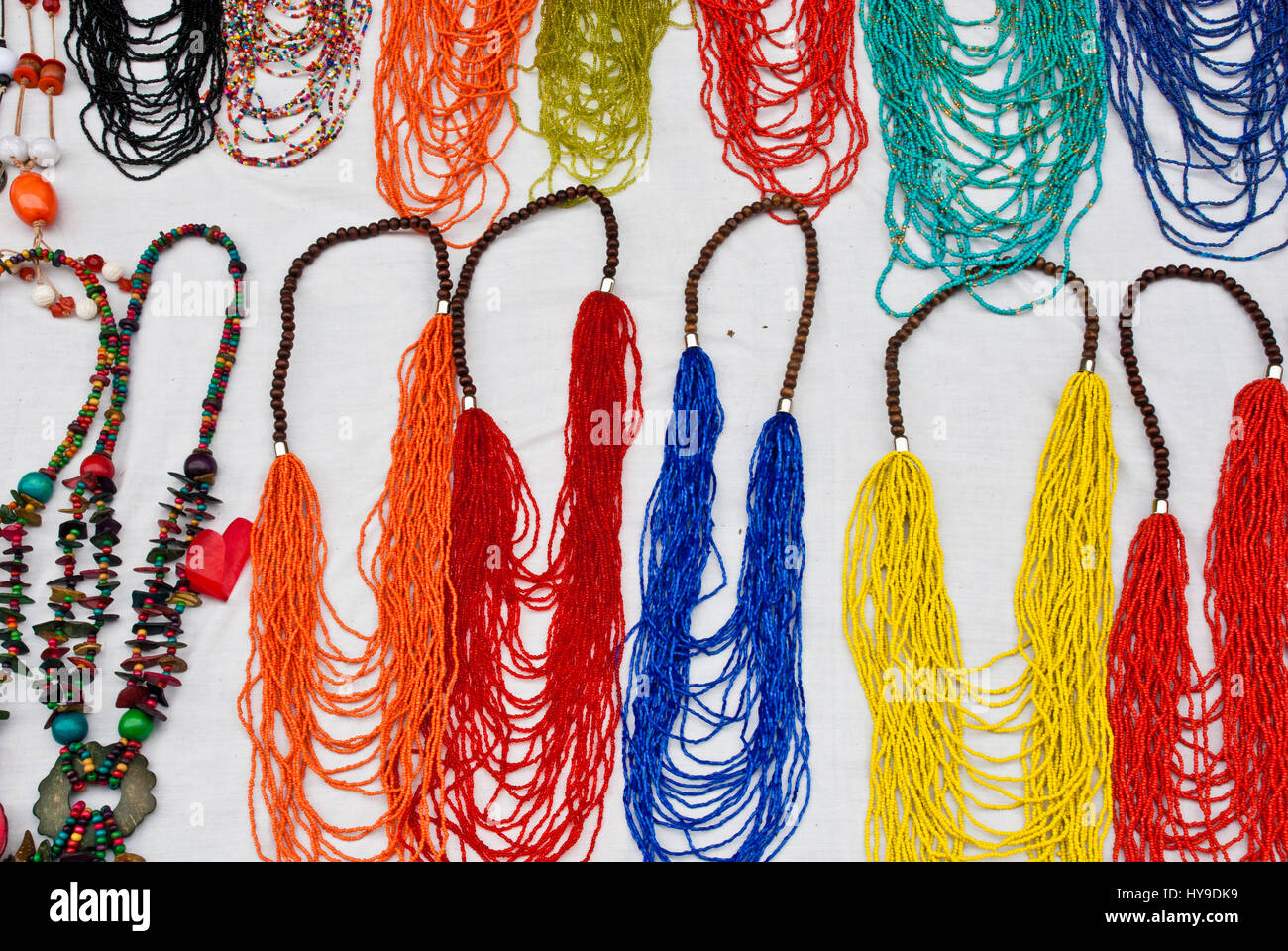 Mercadillo - Souvenirs - Moda - Accesorios - coloridos y diferentes piezas  de joyería: collares y pulseras - Pulseras tejidas - Pulsera Cadena  Fotografía de stock - Alamy